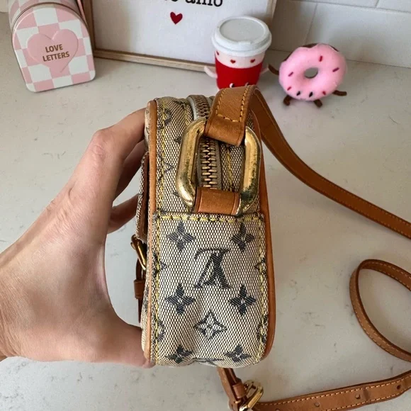Authentic LV small crossbody! TH1020 - Picture 8 of 10
